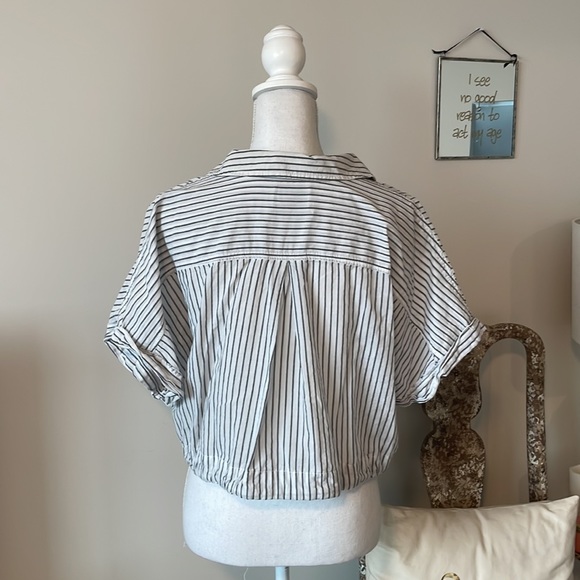 Cropped Stripped Button Down - Picture 4 of 5